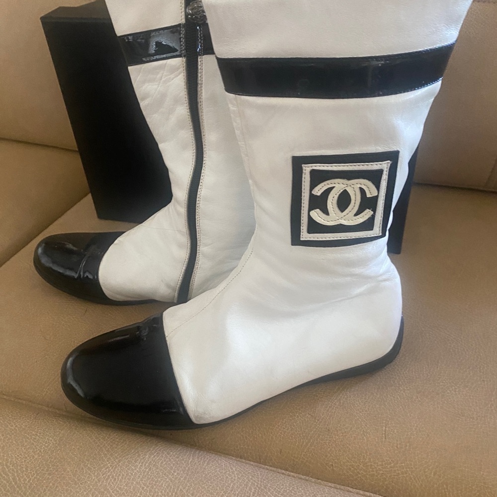 ‼️SAELE TODAY ONLY‼️ Chanel VINTAGE (39) White Lambskin & Blk Patent CC LOGO